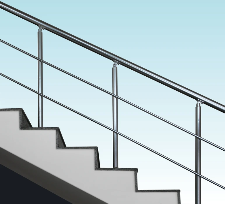 Escalier en béton moderne avec garde-corps en acier inoxydable, comprenant main courante tubulaire et barreaux horizontaux