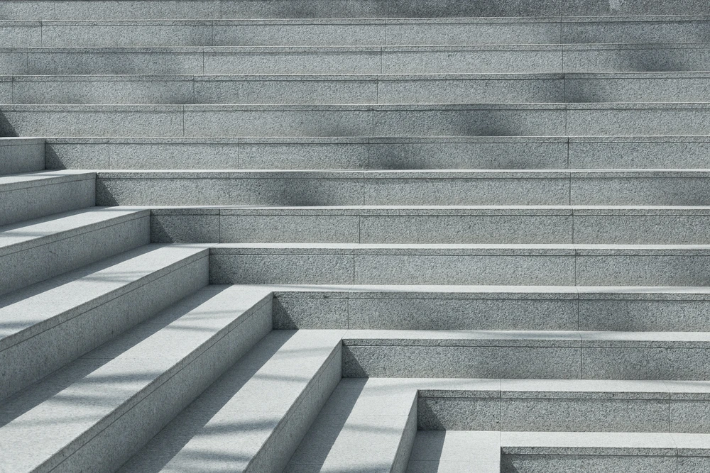 Escalier extérieur en béton ou pierre reconstituée avec marches larges et géométriques