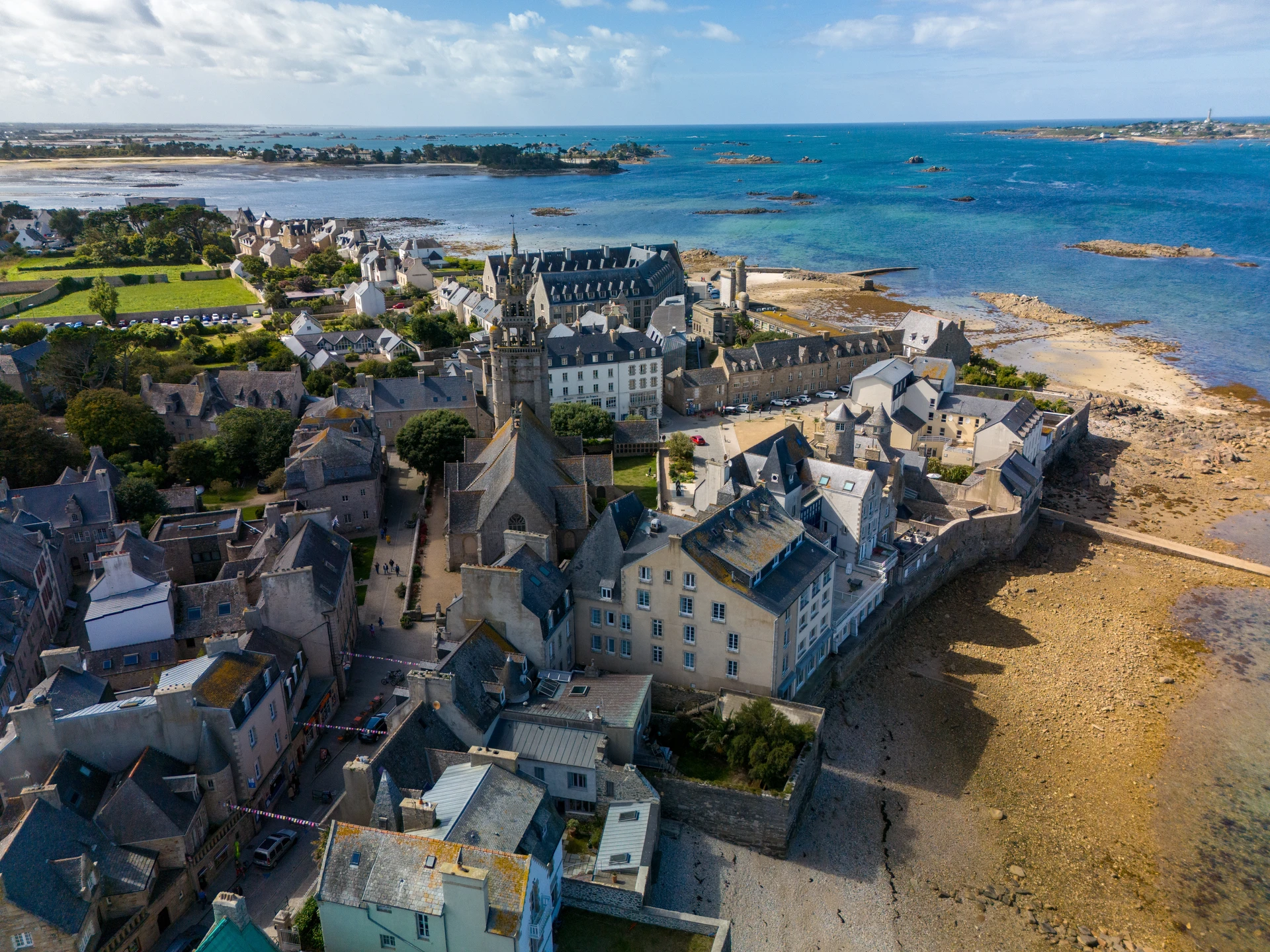 Chantier de rénovation extérieure d'un bâtiment résidentiel avec échafaudage métallique tubulaire multi-niveaux