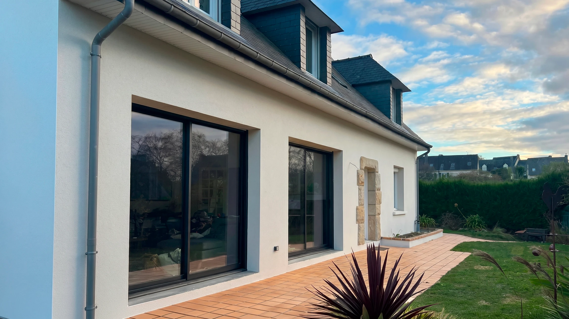 Chantier de rénovation de façade d'immeuble résidentiel en brique avec échafaudage métallique tubulaire
