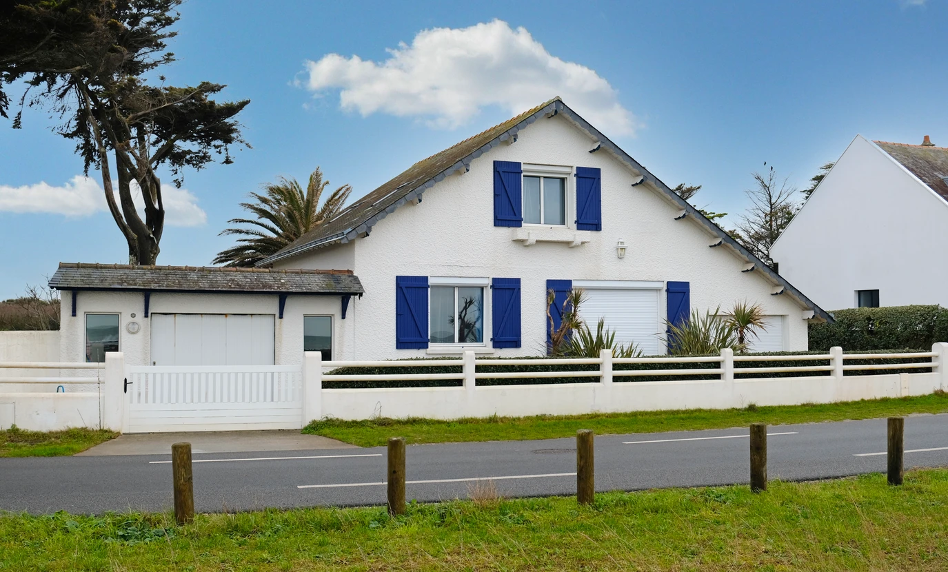Façade extérieure d'immeuble vue en contre-plongée sous ciel bleu nuageux
