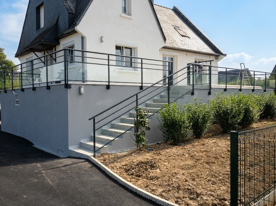 Un maçon est en train de monter un mur de blocs de béton aéré en utilisant des techniques de maçonnerie sur le chantier