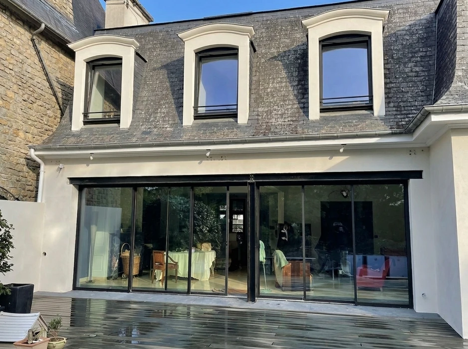 Rénovation d'une longère bretonne en pierre, vue extérieure