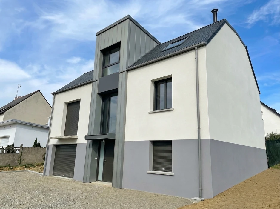 Extension moderne à toit plat, bardage blanc horizontal, menuiseries aluminium anthracite grande hauteur avec impostes