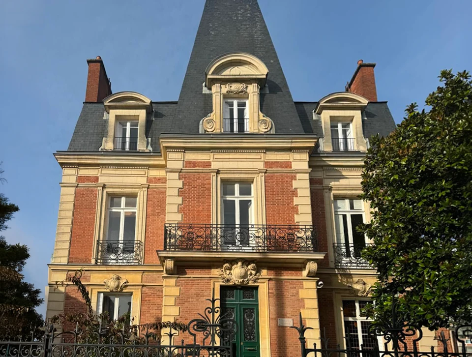 Chantier de rénovation extérieure d'une maison individuelle avec travaux de maçonnerie en cours