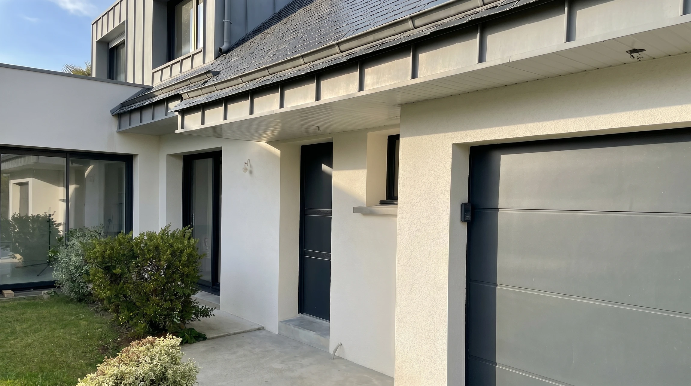 Échafaudage métallique tubulaire installé sur façade d'immeuble résidentiel pour travaux de rénovation