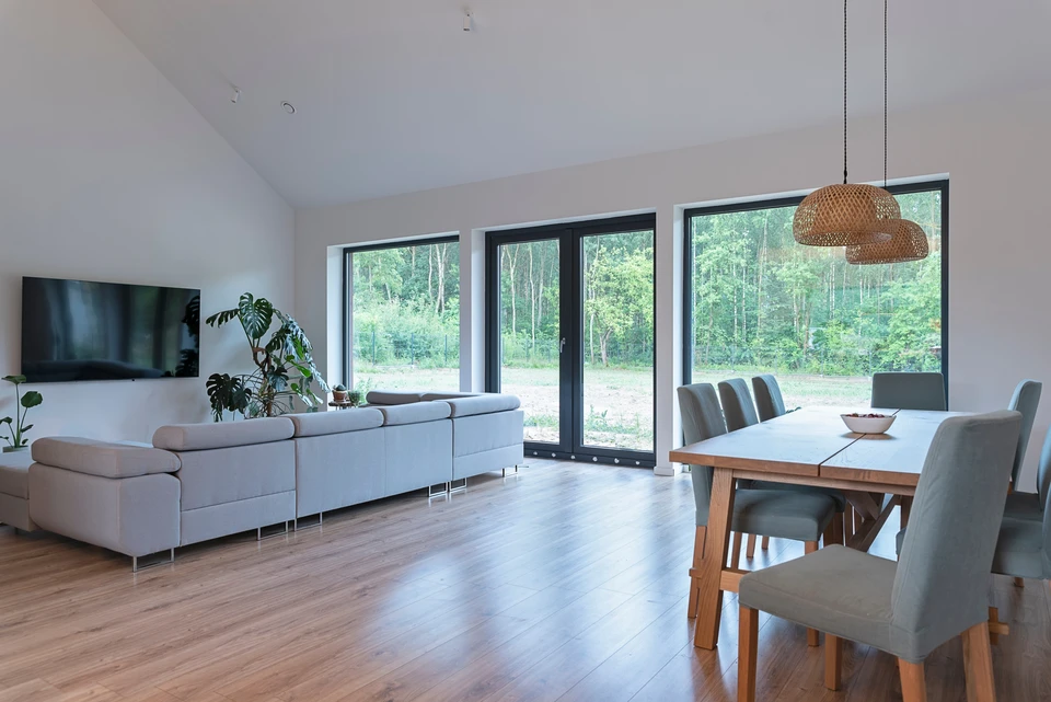 Chantier de construction intérieur avec deux professionnels en casques de sécurité jaune et blanc consultant des plans architecturaux