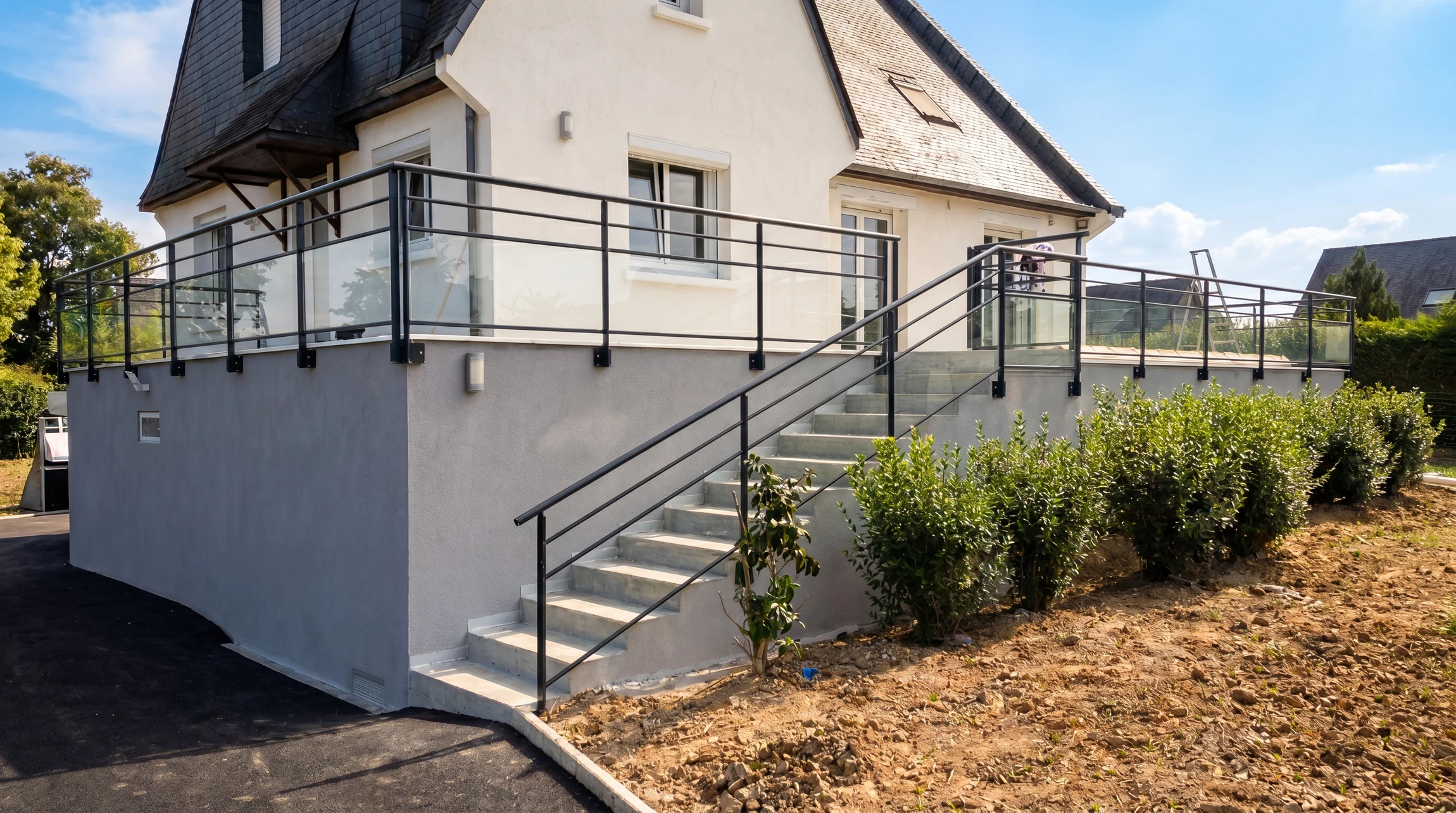 Escalier moderne en béton avec rampe en verre et acier inoxydable dans un bâtiment contemporain