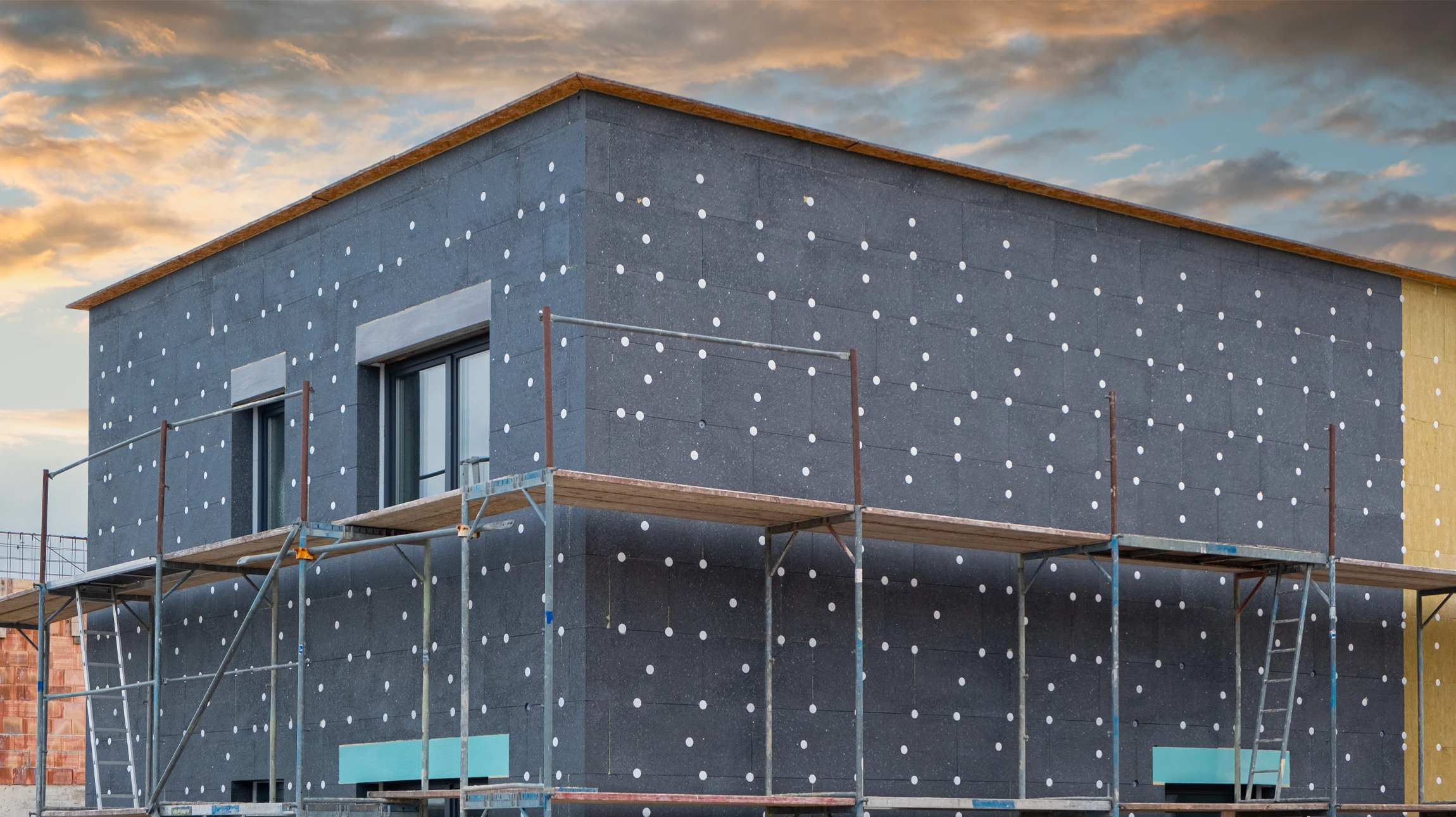 Façade d'immeuble en cours de rénovation énergétique avec isolation thermique par l'extérieur